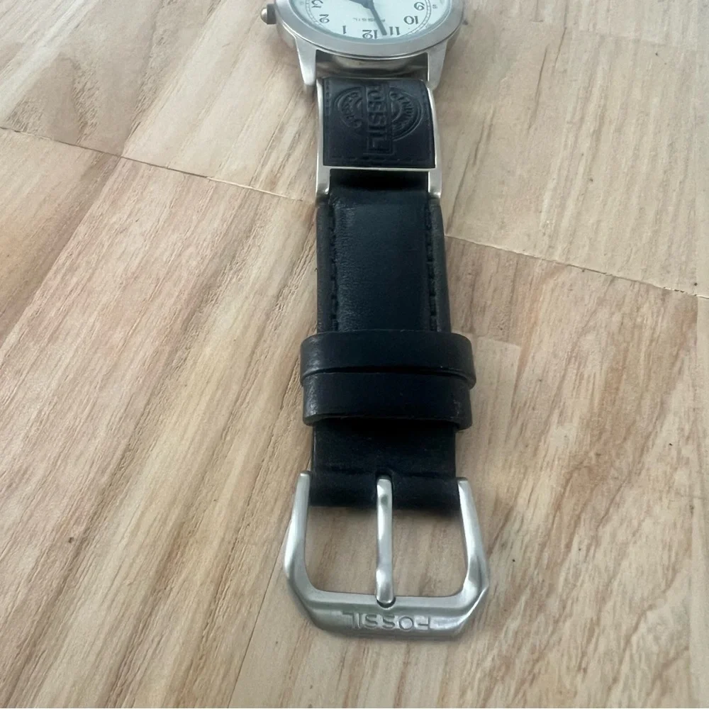 Rare Fossil EC-8722 black leather embossed watch NEW BATTERY